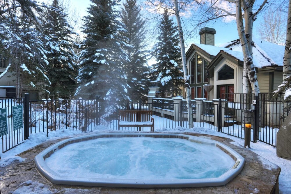 Luxury 4-Bedroom Home Close to Slopes with On-site Hot Tub 4 Home by RedAwning