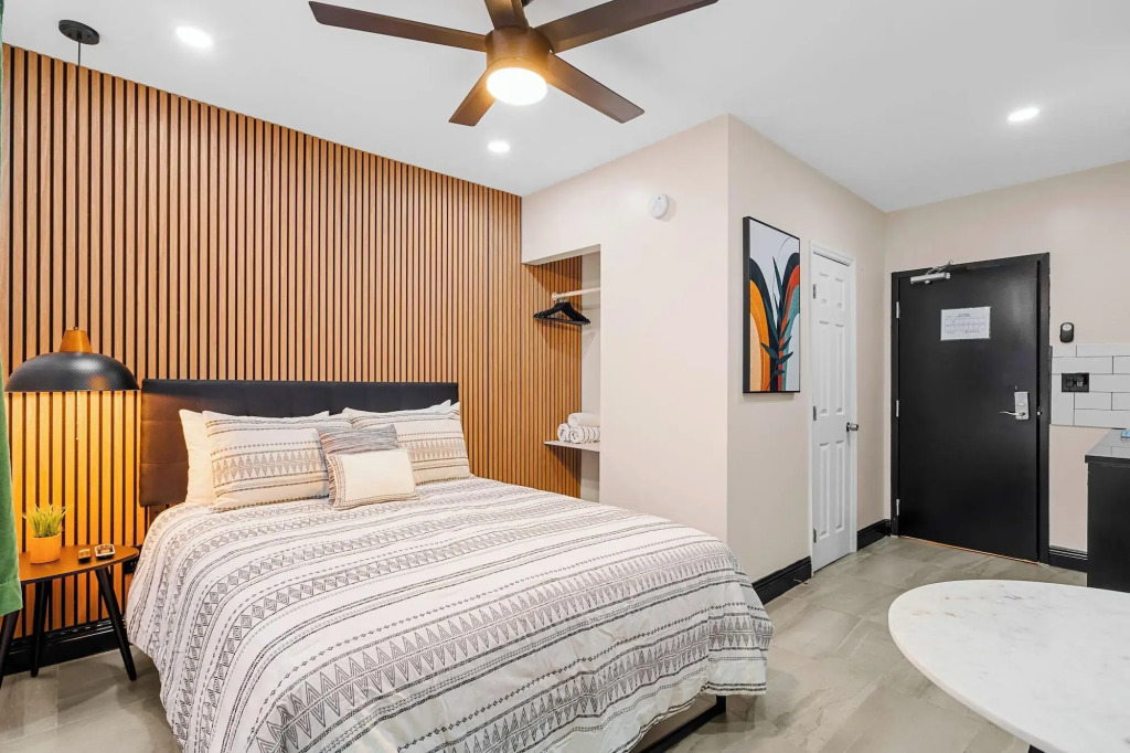 Baybreeze Apartments by Lowkl