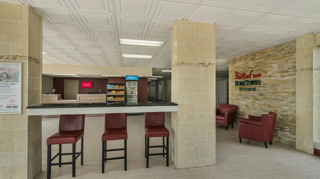 HomeTowne Studios by Red Roof and Conference Center Chicago - N Aurora Naperville