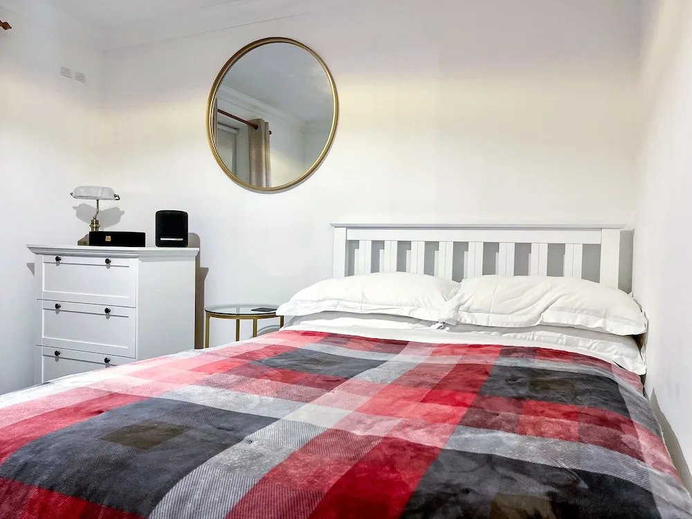 1-bed Apt, Sleeps 2, 20 min Walk to Centre