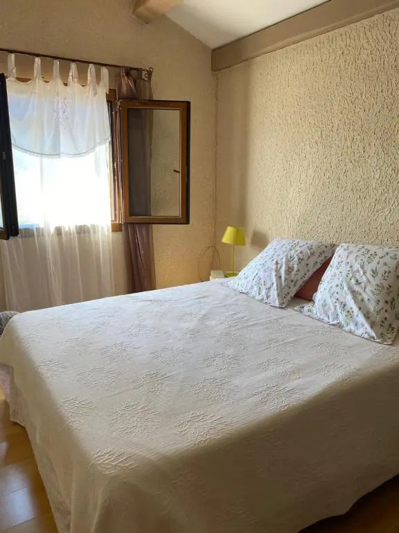 Jolie maison de village, à 2 min à pied du lac dEsparron de Verdon