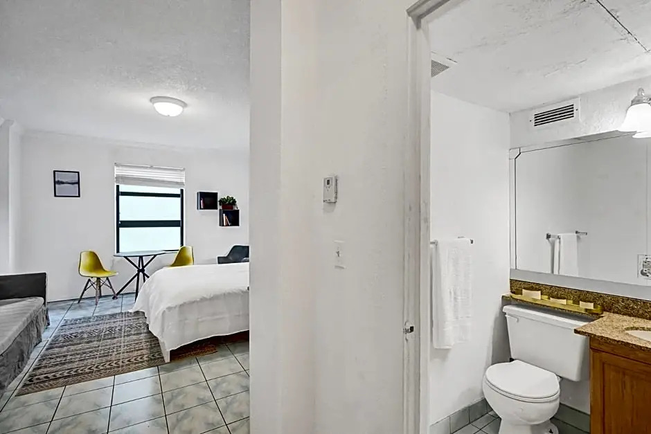 HB 414 - Beach Front suite at Hollywood Beach Resort - direct beach access Swimming Pool