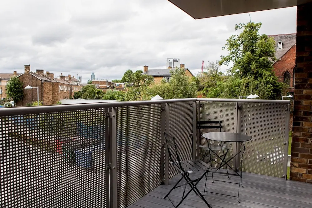 Colourful Modern Brixton 2 Bed with Balcony