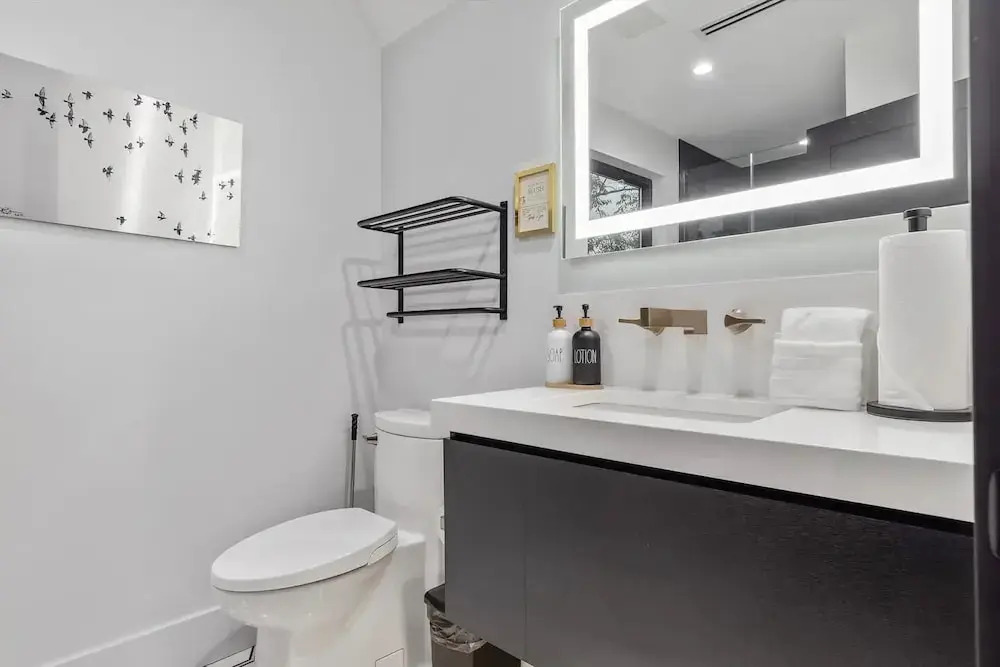Luxury Clarendon 4-BR Homestay - McVeigh
