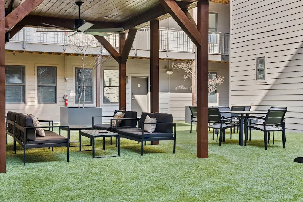 CozySuites Music Row Bold 1BR in Midtown Nashville