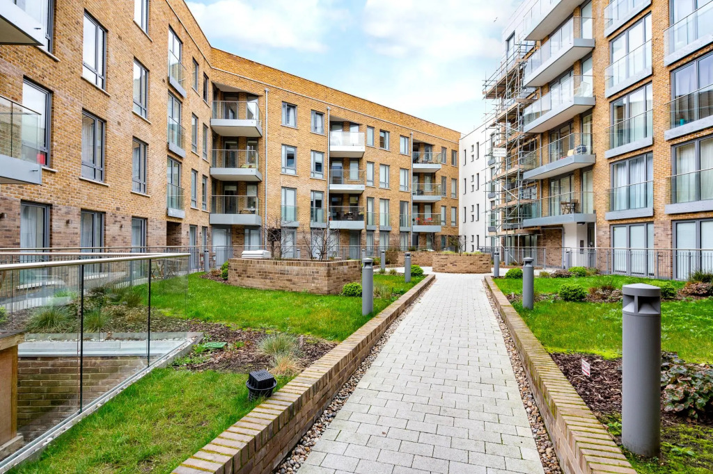 Comfy Two Bedroom One Bath Apartment in Limehouse