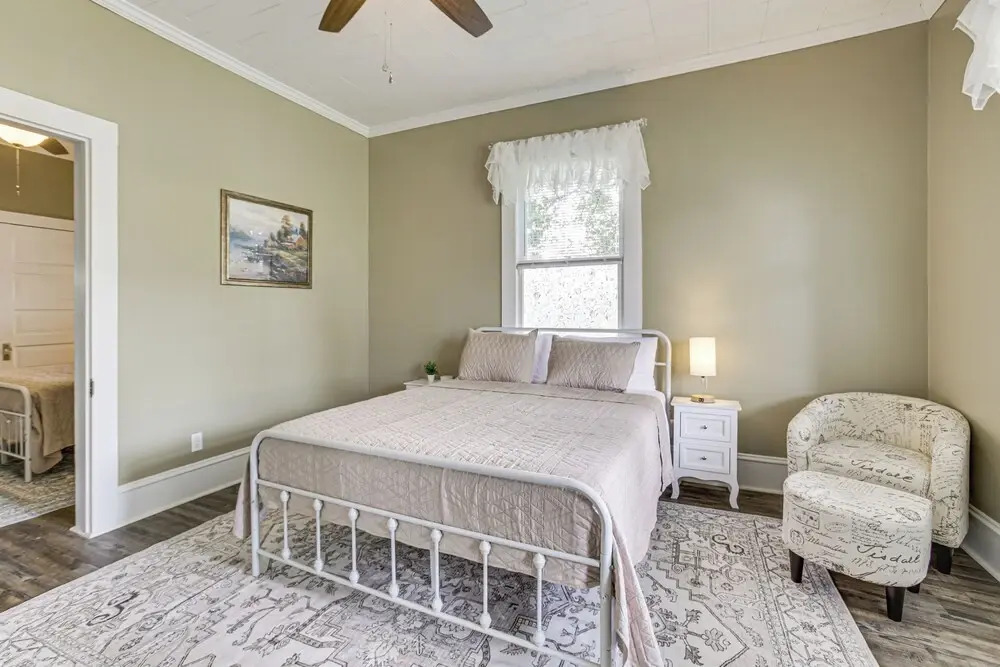 Historic District Haven! Walk Downtown + Fast Wifi