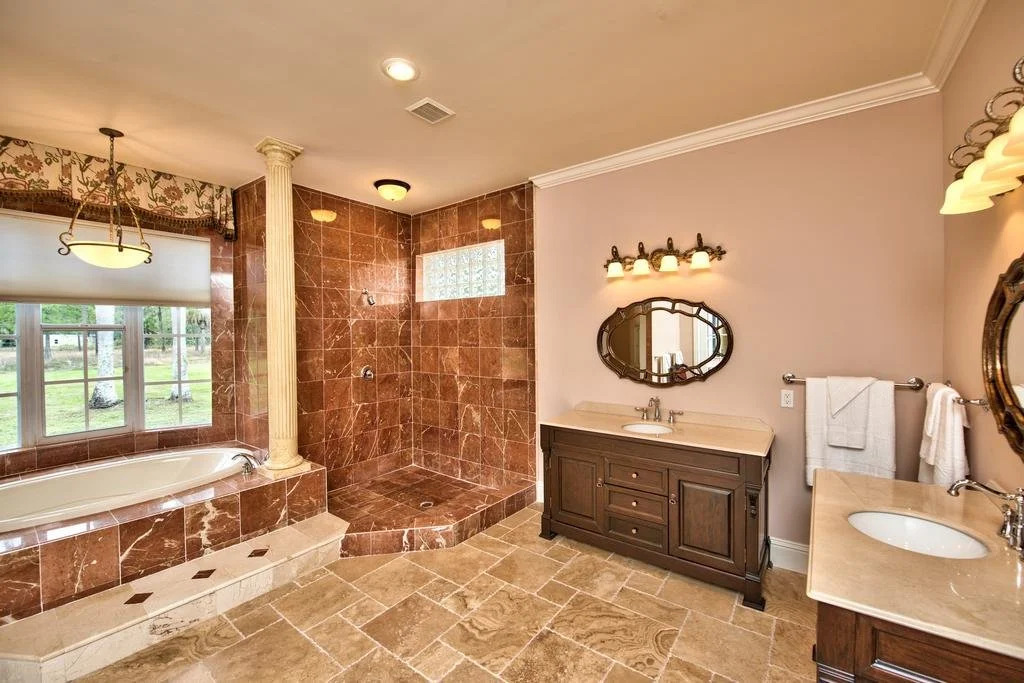 Knickerbocker Estate: Elegant 9-BR Getaway in Naples. Enjoy Private Pool, Outdoor Dining, and Expansive Grounds, Experience Tranquility with Easy Access to Naples' Best