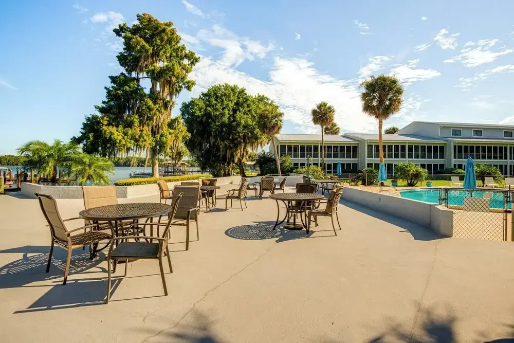Quaint Welaka Getaway: Steps to St Johns River!