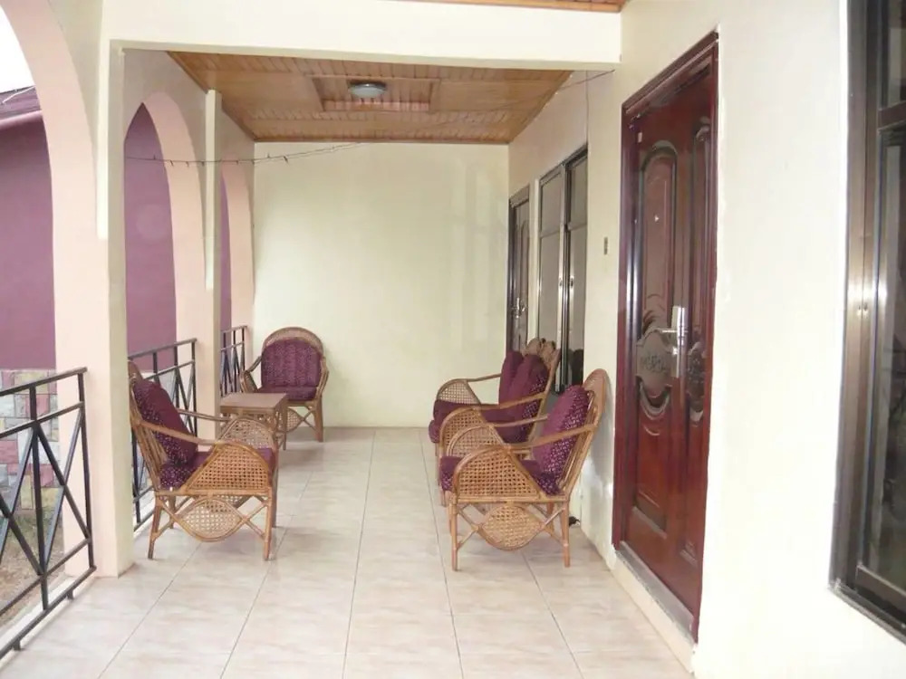 3 Bed House Sleeps 6 - Parking, Wifi, Generator