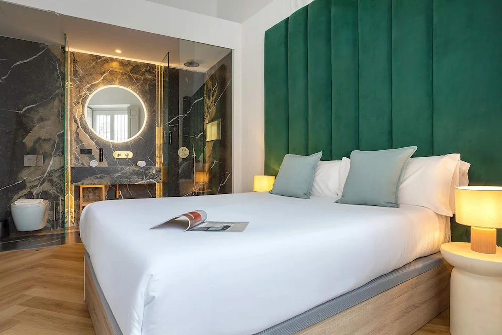 Spectacular 3BD Apartment in Sevilla Antonia Diaz IV