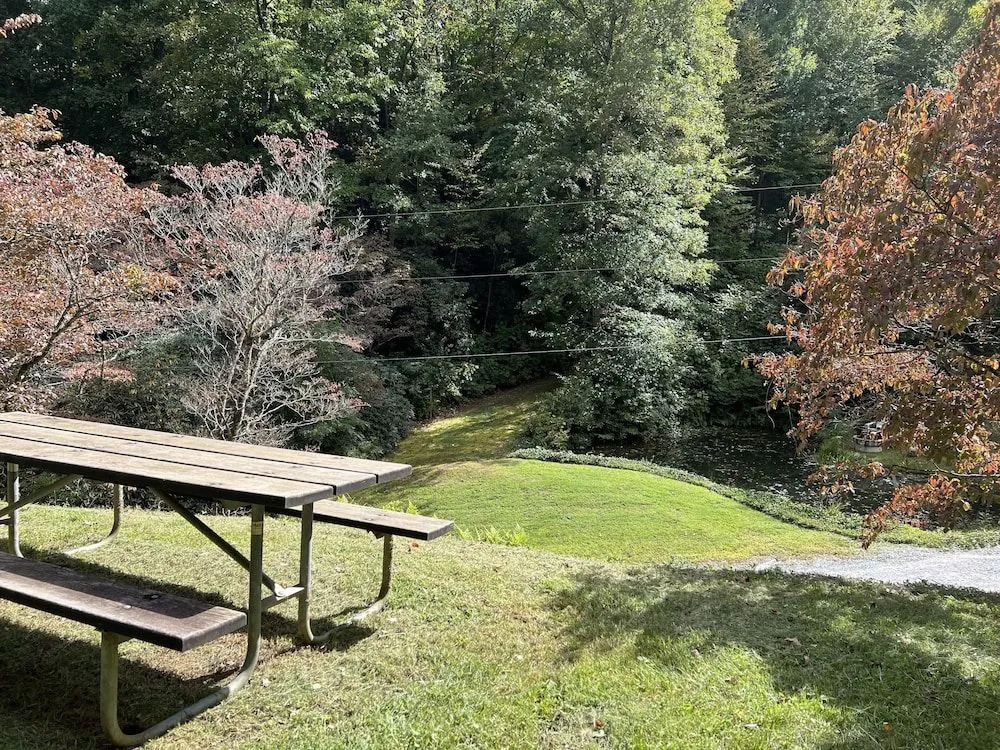 Outland Chalet & Suites Great Smoky Mountains