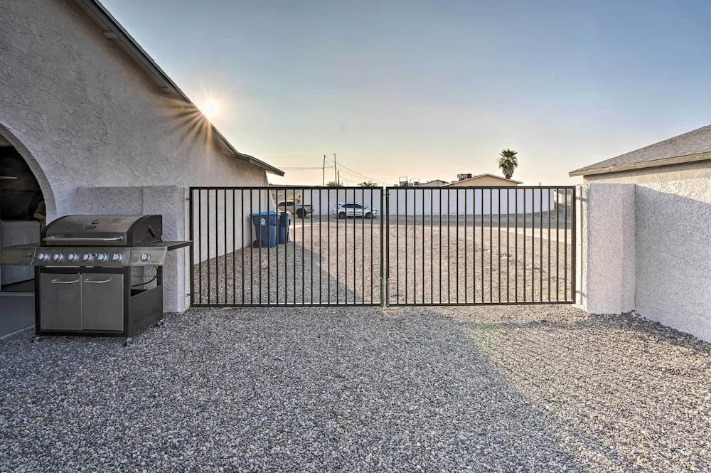 3 Mi to Water: Lake Havasu Gem w/ Fire Pit & Grill