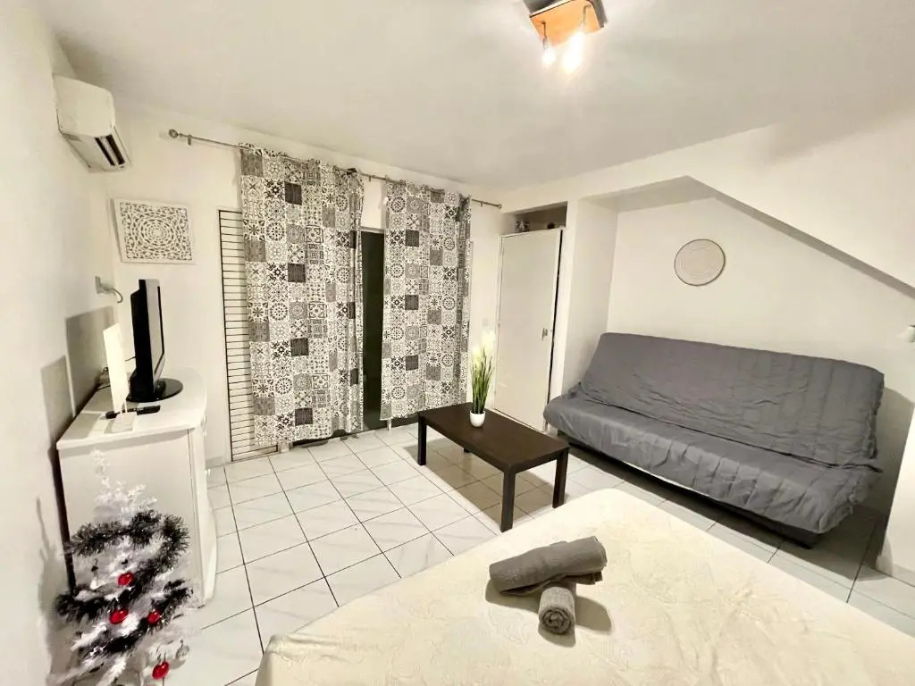Studio dans résidence avec piscine proche marina