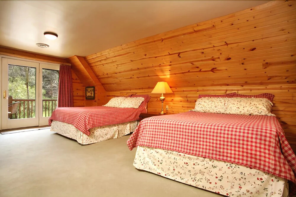 Brook Trout Chalet, 2 Bedrooms, Sleeps 9, On the Water