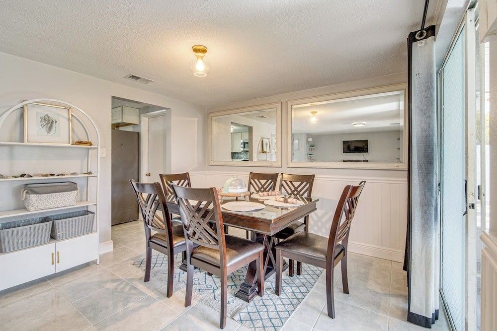 6 Mi to Hudson Beach! Pet-friendly Retreat w/ Yard