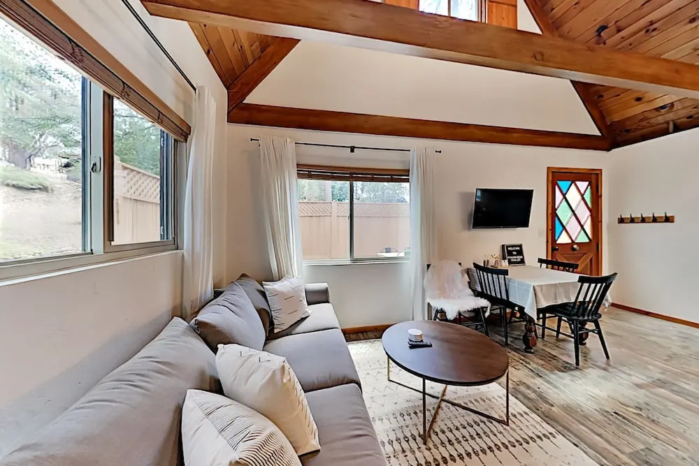 Classic Hideaway In Moonridge - Pool & Deck 2 Bedroom Home