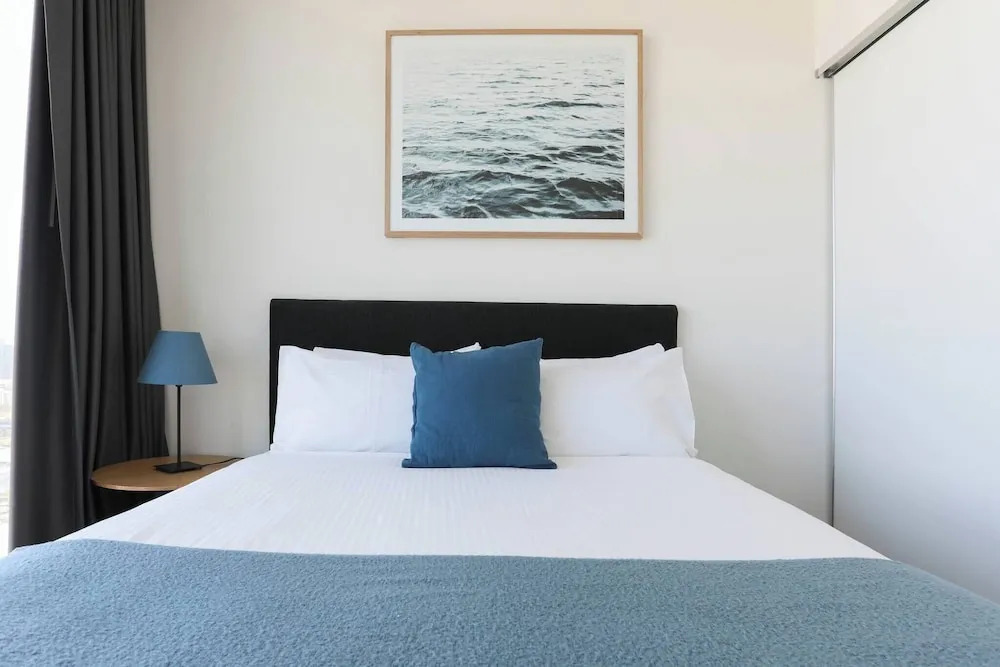 Southbank 2BR High City Views Enjoy Wine, Gym, Pool, Wifi