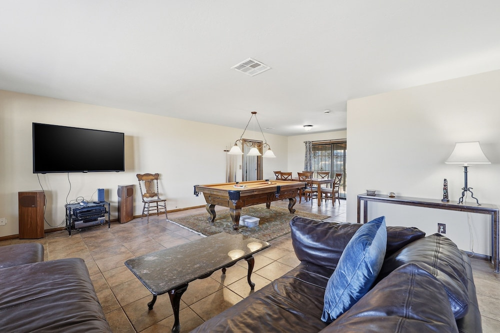 Desert Paradise: Walk to Pappy's - EV and Sleeps 8