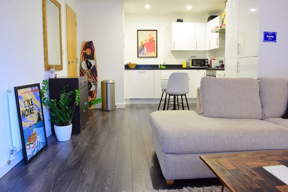 1 Bedroom Flat With Balcony In Camden Town