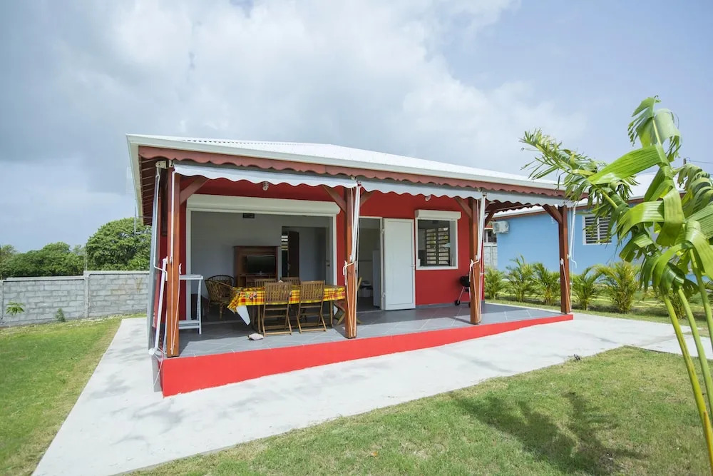 House With 2 Bedrooms in Saint François, With Pool Access, Enclosed Ga