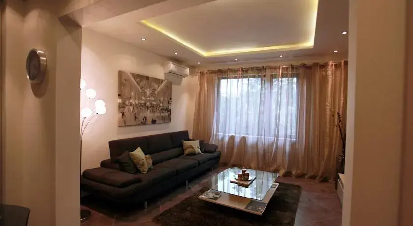 Brown Cottage Apartment