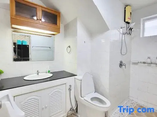 Poon House Nimman: Spacious Stay Near Attractions