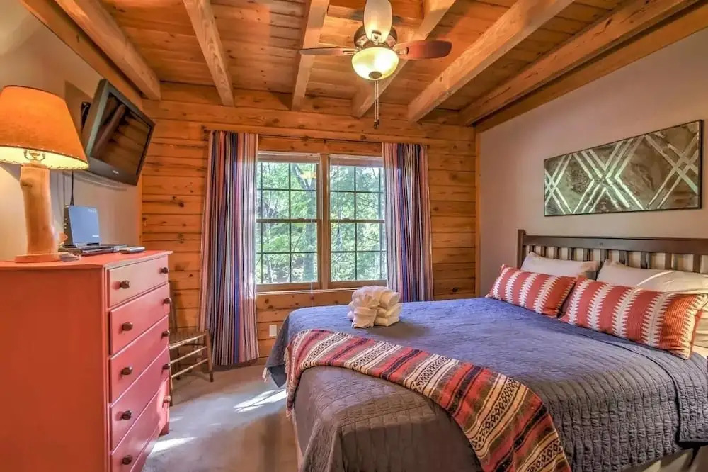 ER104 - R Tribes Treehouse - Great location - Close to town! cabin