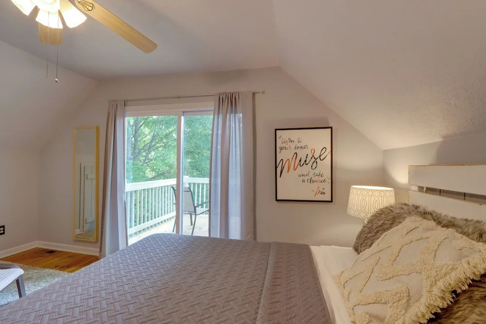 Blue Ridge Getaway w/ Hot Tub & Seasonal View!