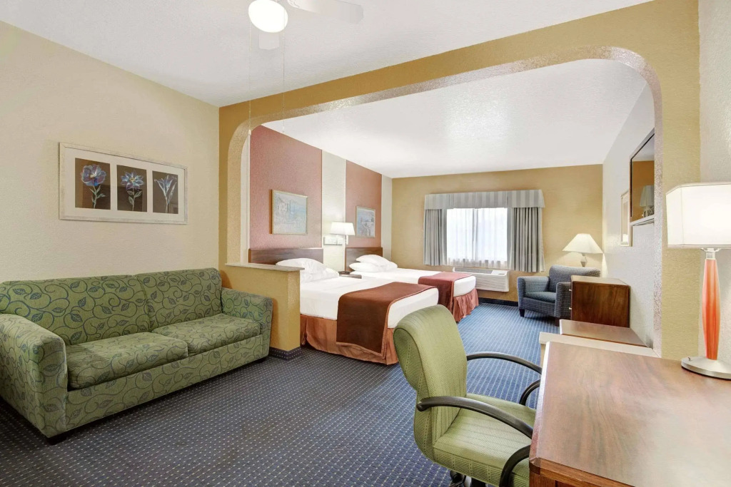 Howard Johnson Suites Central