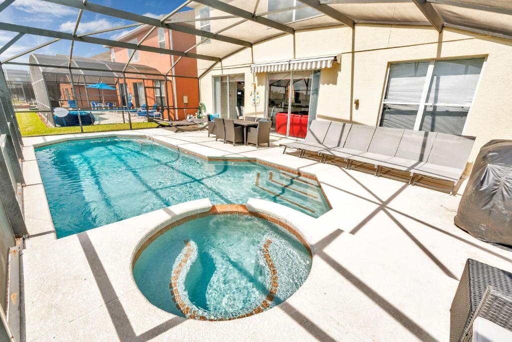 Disney Dream with Hot Tub, Pool, Xbox, Games Room, Lakeview, 10 min to Disney, Clubhouse