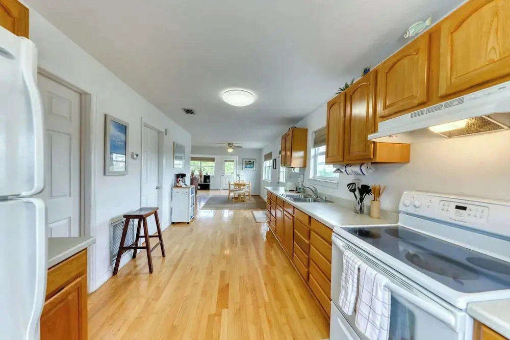 Dog-friendly Home With Beach Access & Deck - Snowbirds Welcome