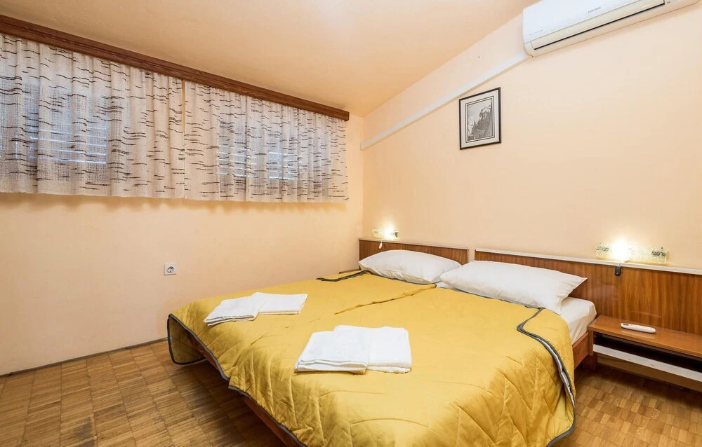 Nice Home in Sveti Juraj With Wifi and 5 Bedrooms