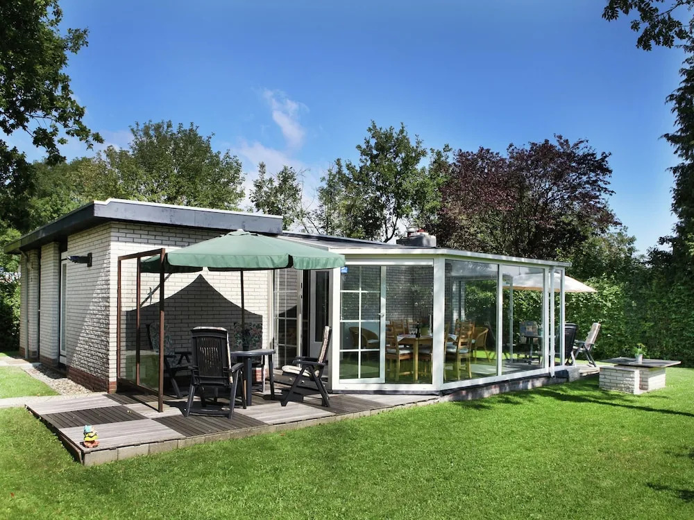 Comfortably Furnished Bungalow on Lake Veere