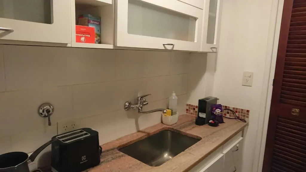 Excelente departamento con balcón a la calle sobre avenida