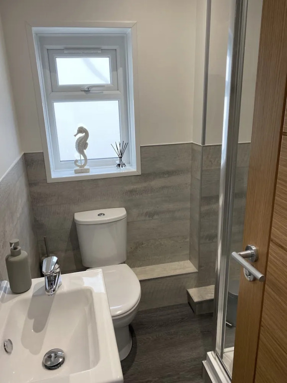 Worthing Beach 180 - 2 bed Seafront With Parking