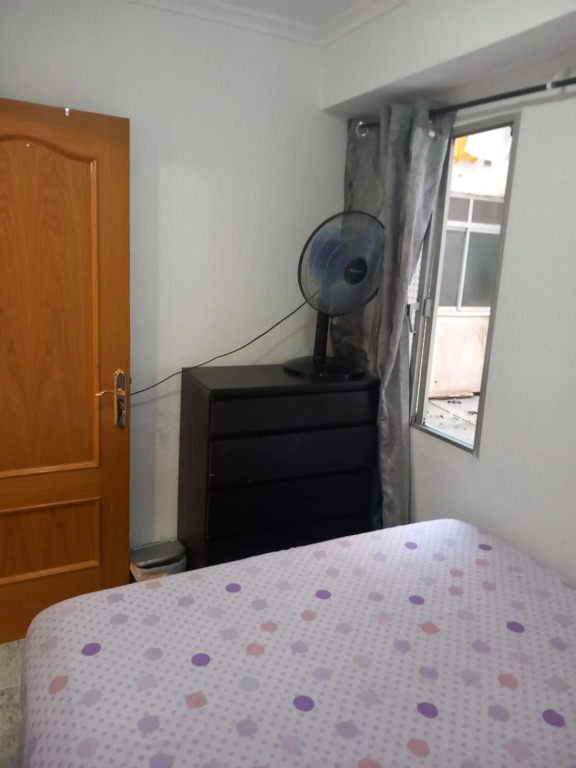 habitación pequeña en piso compartido con 2 adultos y 1 perrito
