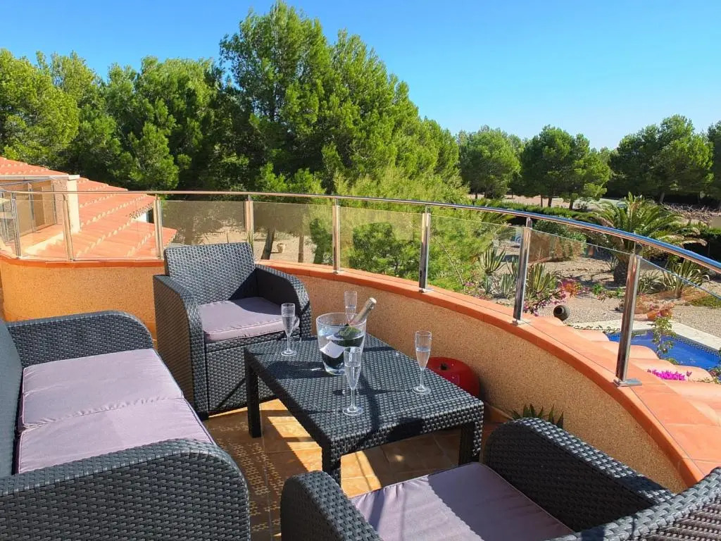 Villa Oasis 4bedroom villa with air-conditioning & large private swimming pool