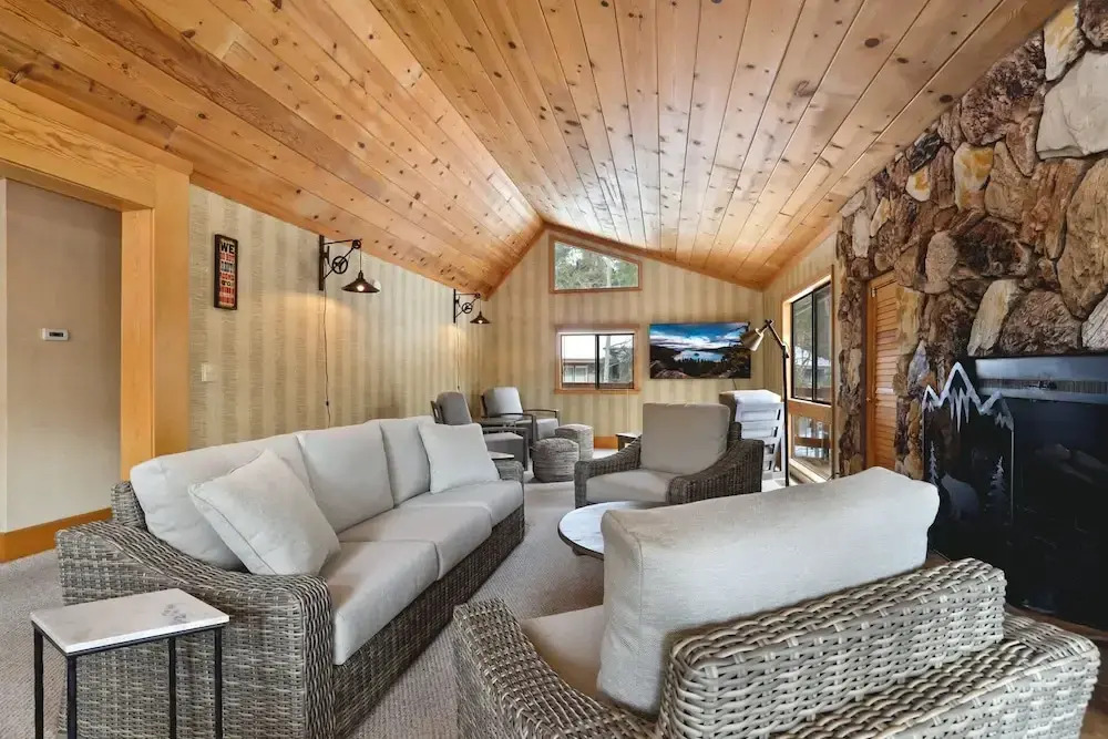 Tahoe Forest Chalet 3BR House w/ Mountain Views