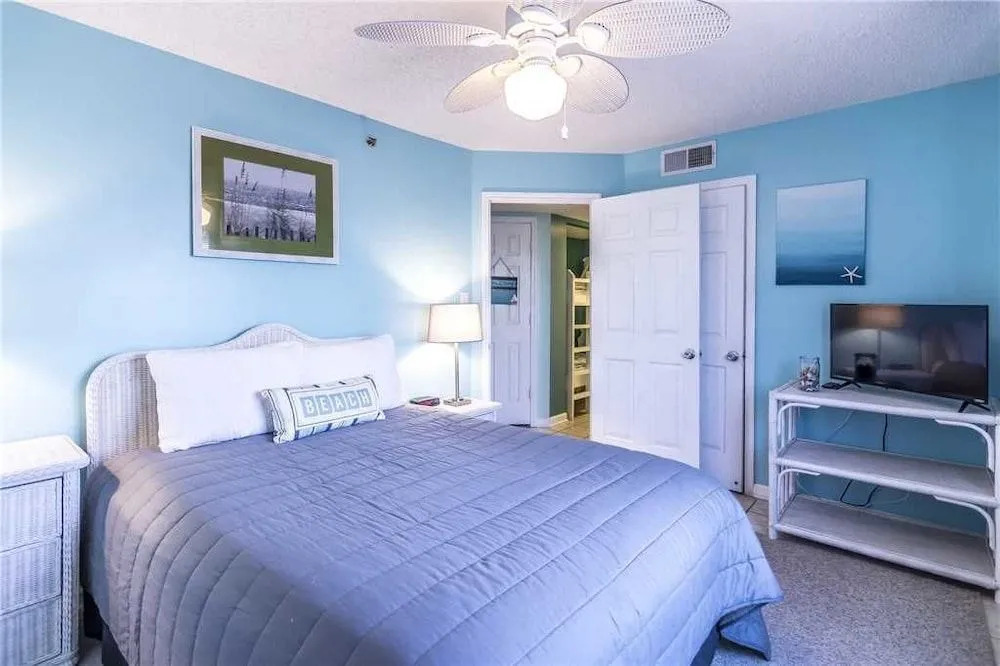Tradewinds 108 - 1 Br condo by RedAwning