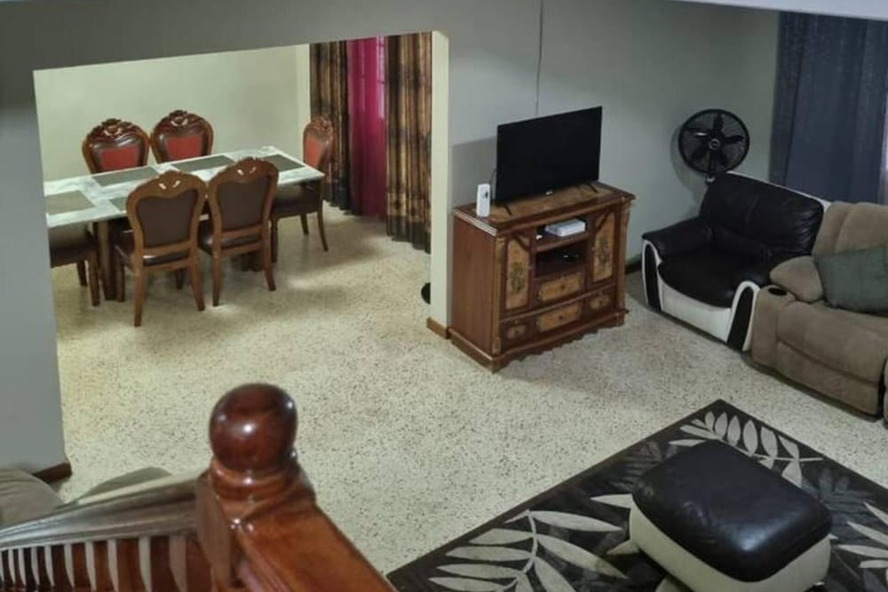 3-Bed House Sleeps 6 with Mountain Views