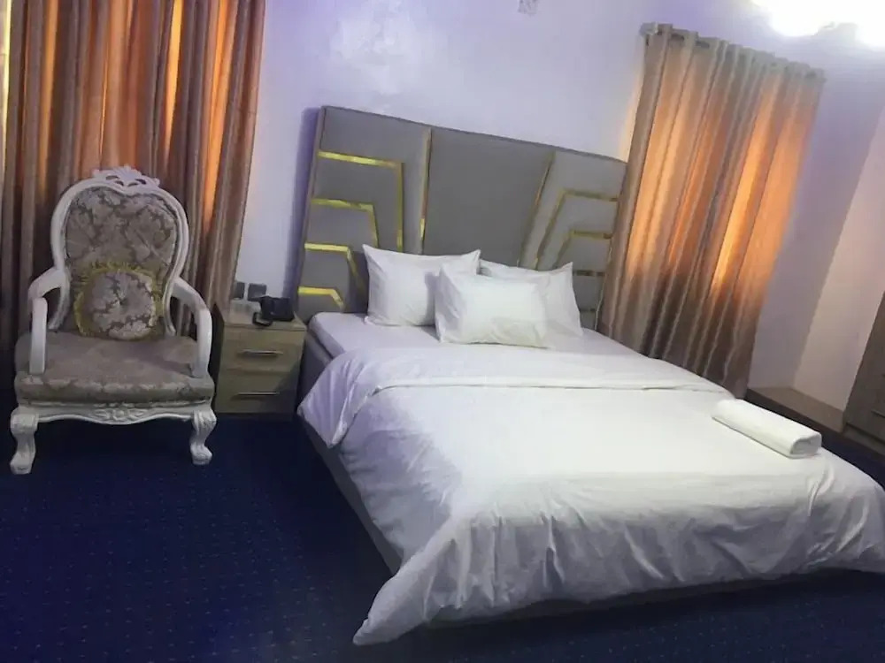 Dee Rocket Hotel & Lounge