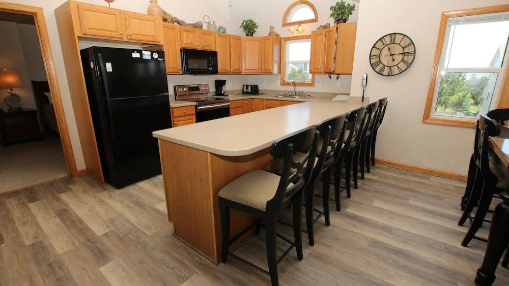 Moore Fun, Less Work - 6 Br home by RedAwning