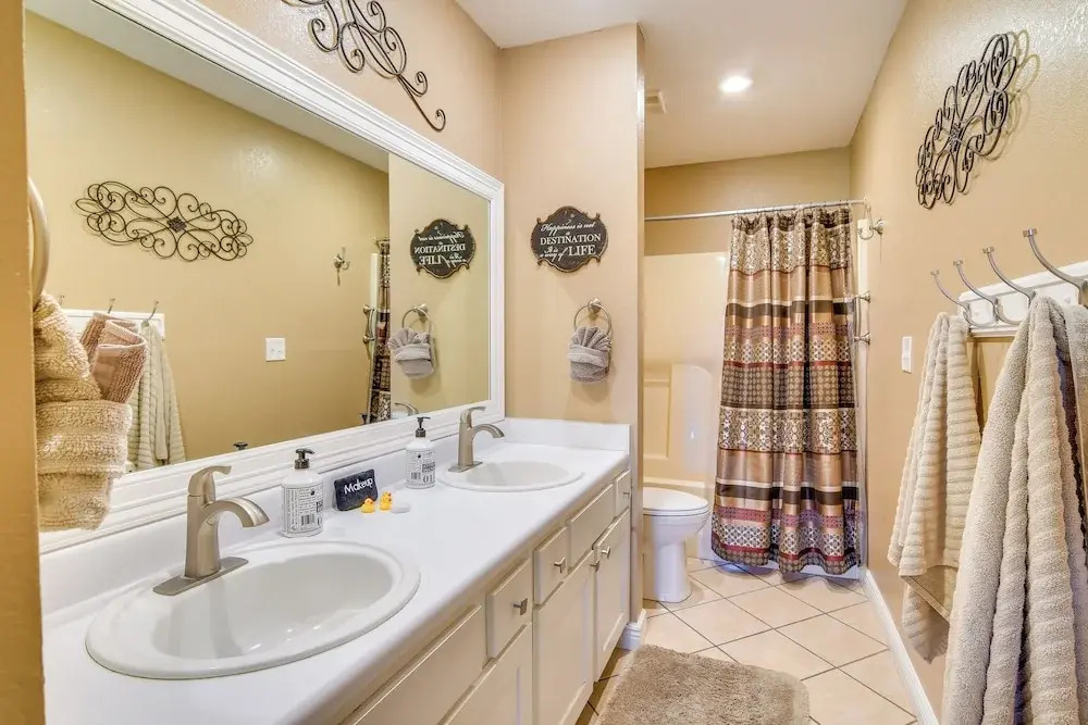 Near Silver Dollar City! Condo w/ Hot Tub & Lake