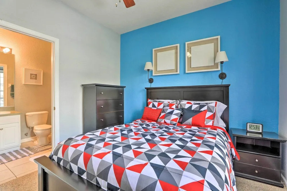 Resort Townhome w/ Splash Pool ~ 7 Mi to Disney!