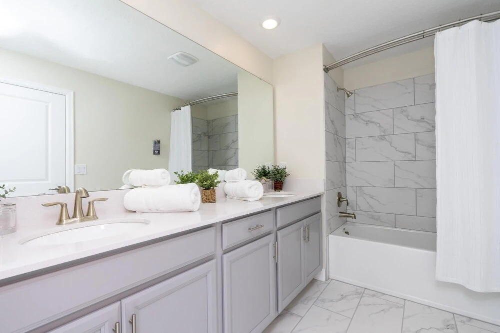 Luxurious Family-friendly 5 Bd 12 Guests w Screened Pool Close to Disney