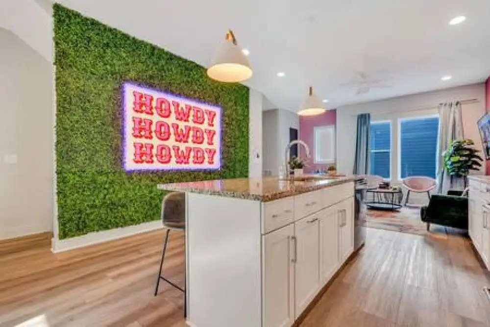 NEW Pink Howdy Oasis 13 Beds Rooftop View Parking