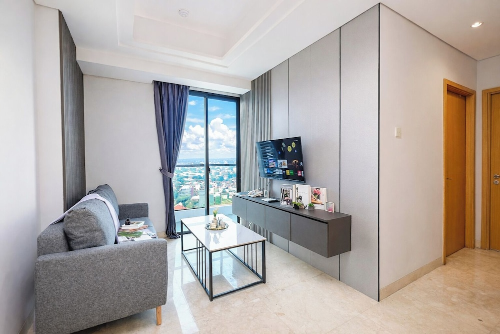 Magnificent And Strategic 2Br At Apartment Capitol Suites