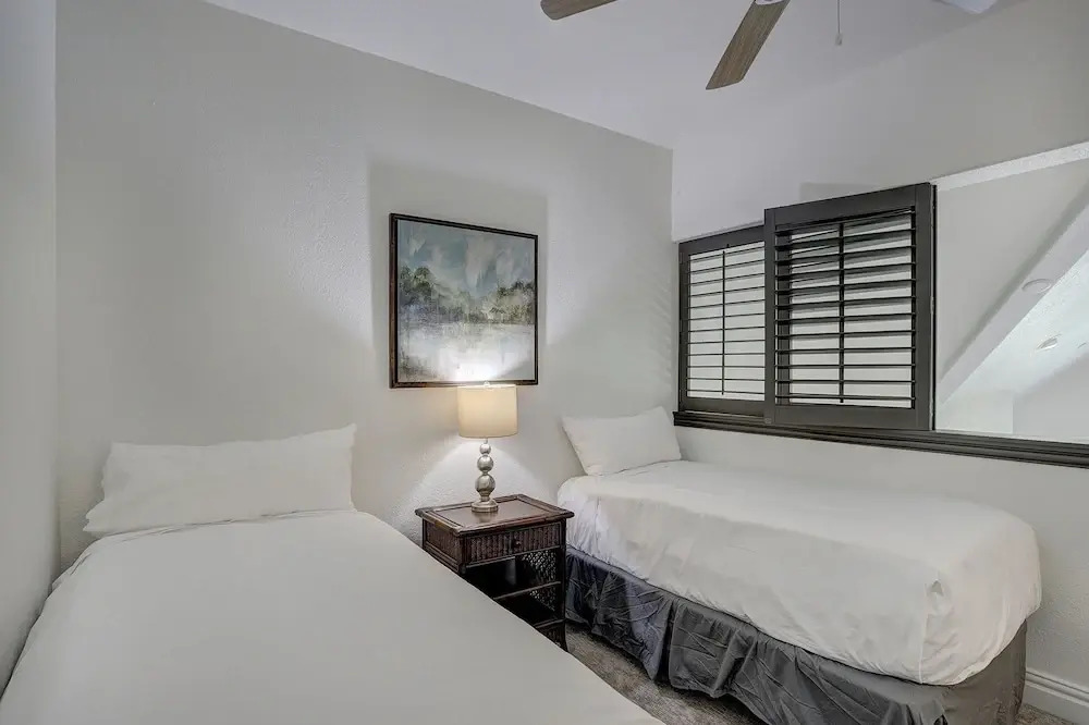 Newly Remodeled 2 Bedroom + Loft on the River 2 Condo by Redawning