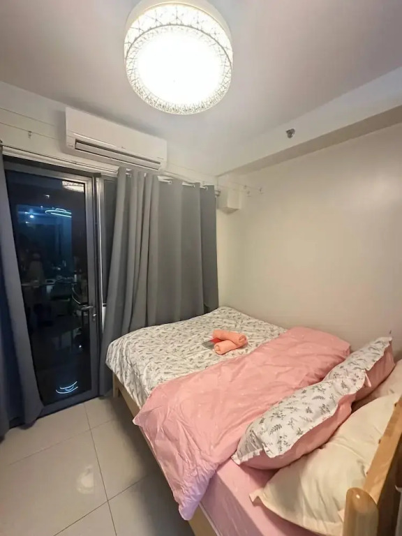 The Grand Staycation at MOA - Unit 7102 Hotel-like